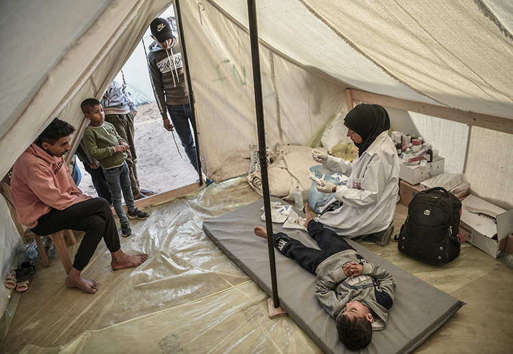 Gazzeli kadınlar sağlık alanın da İsrial soykırımına karşı mücadele veriyor. Fotoğraf: AA